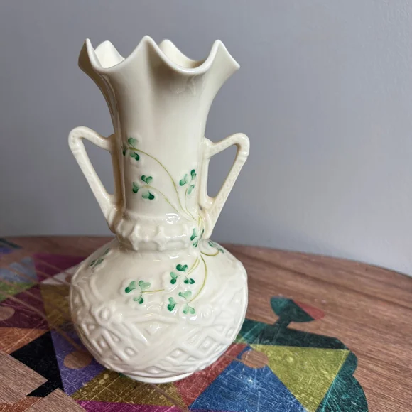 Belleek Shamrock Vintage Porcelain Vase #0857, 6th Mark, Made in Ireland, Cream - Picture 4 of 8